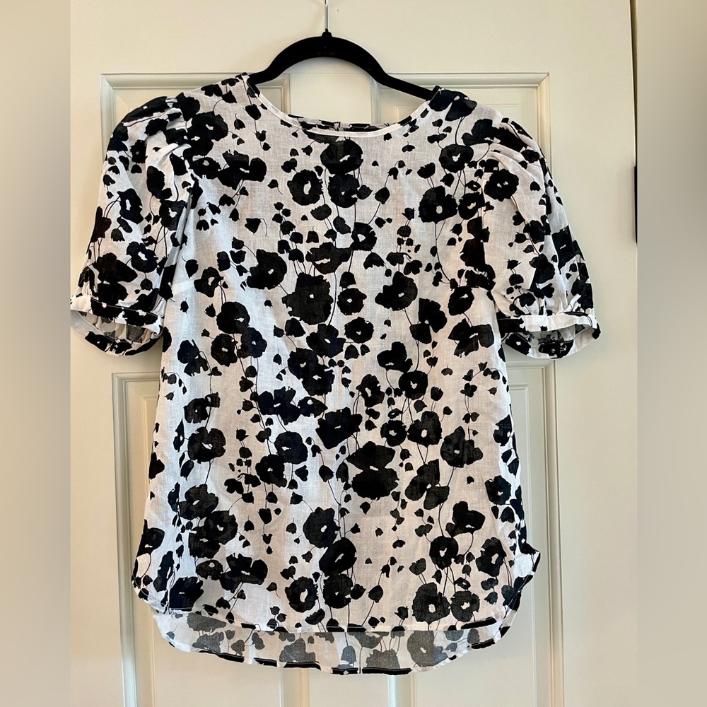 Worthington Women’s Linen Top. Size: XS Color: White with Black Flowers